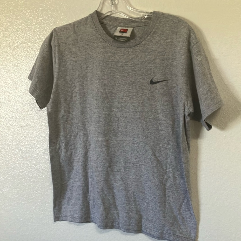 Men’s classic Nike tee medium